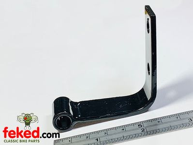 Triumph/BSA Seat Hinge - 650/750cc OIF Models - 1971 OnwardsCorrect fitment on Triumph TR6, T120, T140 models plus�BSA A65 Oil in Frame models from 1971 onwards.Made in England.OEM: 83-4782, 83-2867, 83-4802, F12867