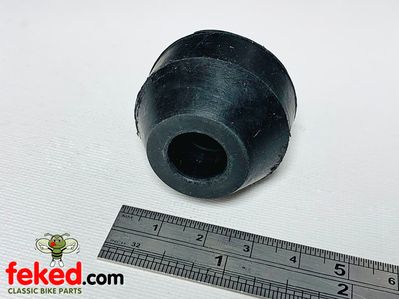 Fuel Tank Centre mounting rubber. Fits the classic Triumph T140, T120, and TR25W models. Also compatible with the BSA B50 and B25 models etc.OEM: 82-9064, 40-8085